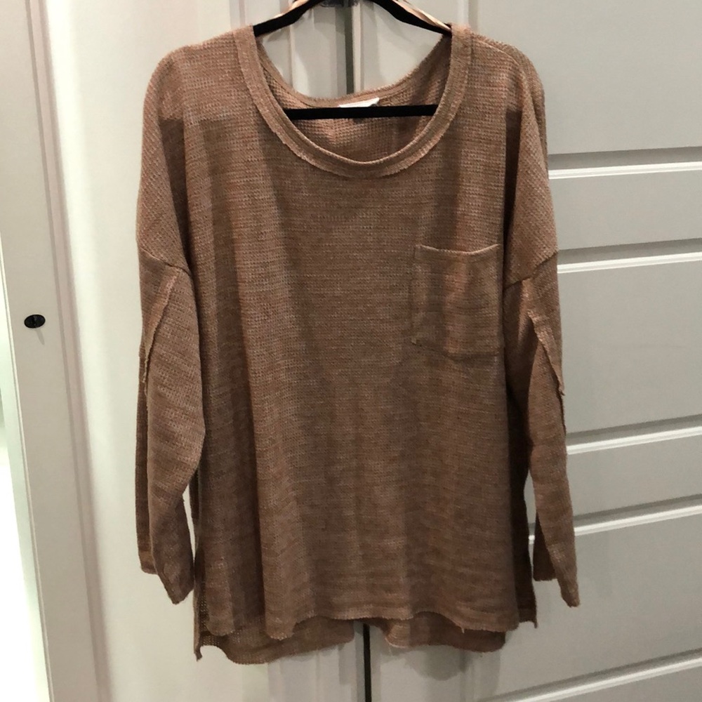 Women’s 2x tan flowy long sleeve pocket top from chic soul
